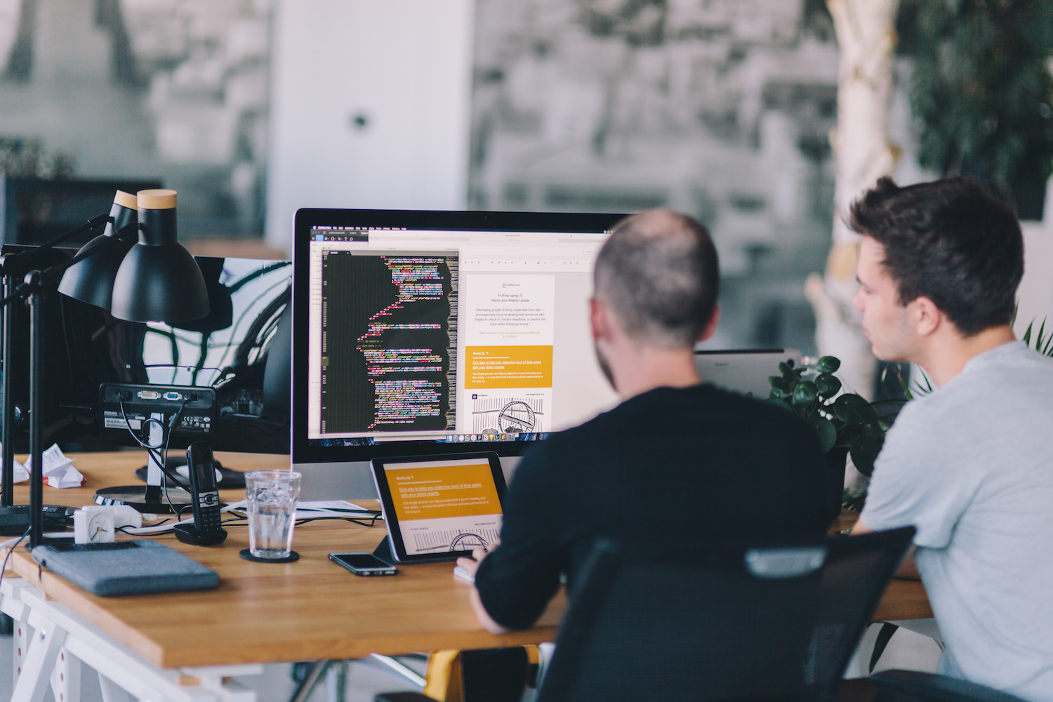 werknemers achter een computer